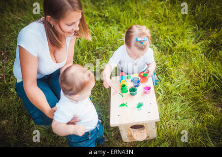 La famiglia felice pittura birdhouse Foto Stock