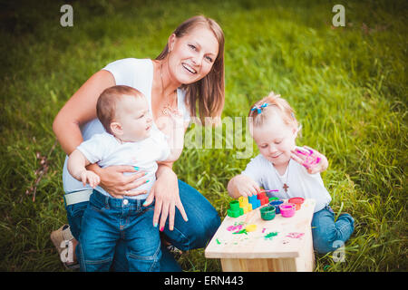 La famiglia felice pittura birdhouse Foto Stock