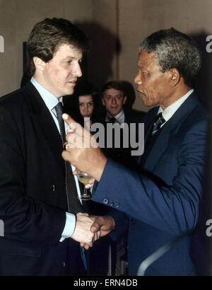 Nelson Mandela, vice leader, il Congresso Nazionale Africano, visiti Londra, UK per la prima volta dal suo rilascio (11 febbraio 1990), domenica 15 aprile 1990. Nella foto con Alastair Campbell, Daily Mirror Editor politico. Foto Stock