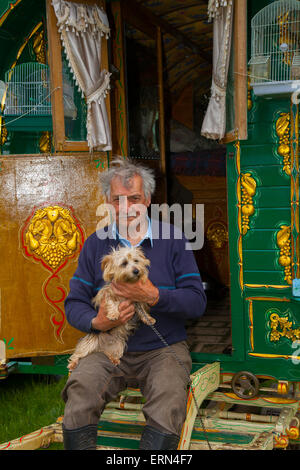 Appleby, Cumbria, Regno Unito. 5 Giugno, 2015. Jack Evans a Appleby Horse Fair in Cumbria. La Fiera è un incontro annuale di zingari e nomadi che si svolge la prima settimana di giugno e ha avuto luogo dopo il regno di Giacomo II, che ha concesso un Royal Charter nel 1685 consentendo una fiera dei cavalli " vicino al fiume Eden", ed è la più grande manifestazione del suo genere in Europa. Jack è un impresa a 5 settimana Viaggio di carità e con il suo carro di prua in Galles il suo ritorno a casa. Foto Stock