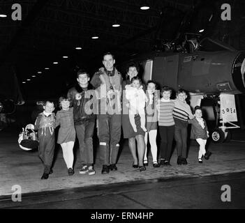 Tenente Comandante Peter Marshall che è di condurre la formazione del primo Royal Phantom unità di formazione, 767 Squadon dopo essere stato commissionato alla Royal Naval Air Station in Yeovilton. Qui egli è raffigurato con la moglie Carolyn e i loro otto figli da sinistra a destra: Richard (di età compresa tra i 4), Melanie (6), Christopher (11), baby Kathryn (14 mesi), Kirstie (10), Sally (8), Carl (9) e Ginny (3). Il 13 gennaio 1969. Foto Stock