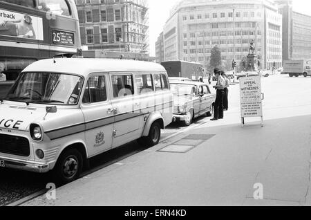 La rapina a mano armata impegnati al Daily Mirror sede a Holborn, Londra, 31 maggio 1978. Due ladri hanno attaccato la sicurezza Express furgoncino, rubando quasi ¿200.000. Colpi sparati, di punto in bianco gamma, a sangue freddo di uccisione di guardia di sicurezza Tony Castra, sposato e padre di età compresa tra 38 anni. Nella foto, la polizia appello per testimoni, 1 giugno 1978. Foto Stock