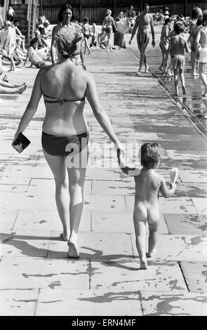 La madre e il bambino tenta di conservare al fresco a Birmingham lido durante la canicola estiva del 1976. Il 28 giugno 1976. Foto Stock