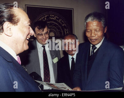 Nelson Mandela, vice leader, il Congresso Nazionale Africano, visiti Londra, UK per la prima volta dal suo rilascio (11 febbraio 1990), domenica 15 luglio 1990. Nella foto di Robert Maxwell, proprietario della Mirror Group quotidiani. Foto Stock