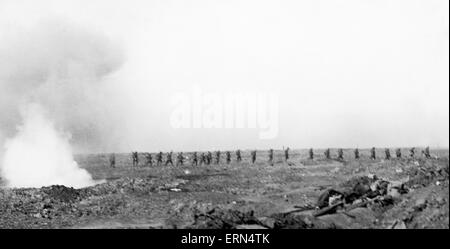 Le truppe del British quarto esercito visto qui avanzando attraverso la terra di nessuno durante il loro avanzamento sul Morval. Il 25 settembre 1916. Foto Stock