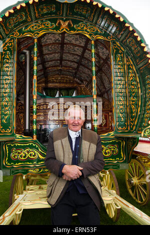 John Buck, 78 anni all'Appleby Horse Fair di Cumbria. Jack ha partecipato a 77 delle riunioni annuali degli zingari e dei viaggiatori che si svolgono la prima settimana di giugno e che si sono svolte dopo il regno di Giacomo II, che ha concesso una carta reale nel 1685 che consente una fiera di cavalli "vicino al fiume Eden"; Ed è il più grande raduno del suo genere in Europa. Foto Stock