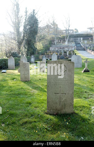 Tedesco e Guernsey guerra militare tombe presso la guarnigione britannica cimitero Guernsey Foto Stock