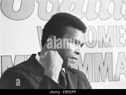 Muhammad Ali visiti la co-op e la stazione ferroviaria Birmingham New Street durante il suo tour promozionale per Ovaltine prima di ospitare una conferenza stampa presso l'Albany Hotel. 13 ottobre 1971. Foto Stock