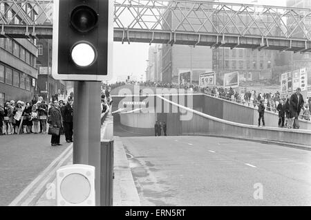 La regina Elisabetta II Visita Birmingham, per aprire il grande Charles Street Queensway tunnel, parte dell'A38, 7 aprile 1971. Foto Stock