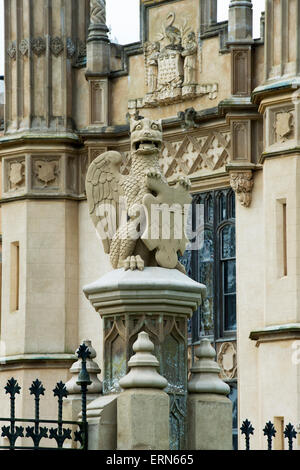 Winged Griffin statua di Knebworth House, Hertfordshire, Inghilterra Foto Stock