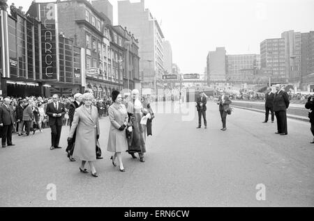 La regina Elisabetta II Visita Birmingham, per aprire il grande Charles Street Queensway tunnel, parte dell'A38, 7 aprile 1971. Foto Stock