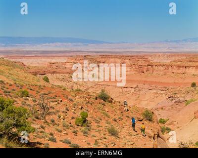 Avventurieri ad esplorare un deserto canyon slot; Hanksville, Utah, Stati Uniti d'America Foto Stock