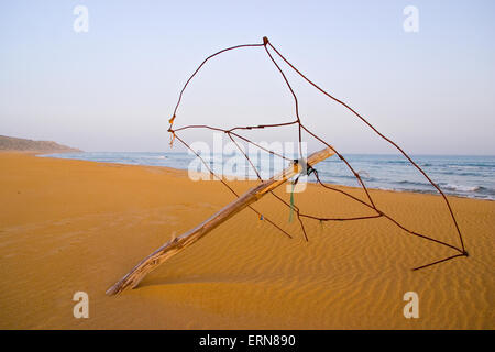 Derelitti ombrellone presso il famoso Golden o Turtle Beach in Karpasia, isola di Cipro Foto Stock