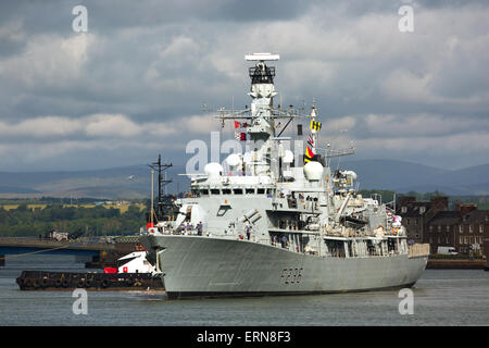 Barca a vela da porto di Montrose, la corrente HMS Montrose è l'ottava di sedici tipo nave 23 o 'Duke" classe di fregate Foto Stock