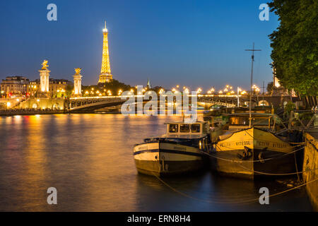 Chiatte lungo il Fiume Senna con la Torre Eiffel al di là, Parigi, Francia Foto Stock