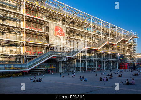 Serata al di sotto del centro Pompidou nel 4 ° arrondissement, Parigi, Francia Foto Stock