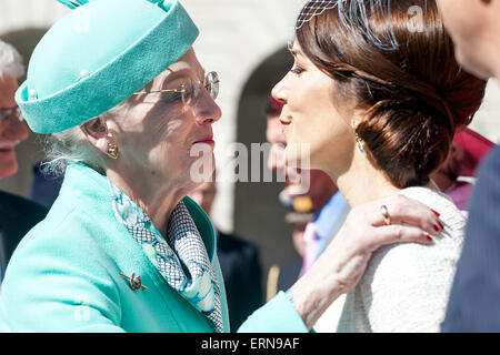 Copenhagen, Danimarca, 5 maggio, 2015: danese H. M. Regina Margrethe (L) saluta la Principessa Maria all'arrivo al Parlamento danese dove il Royal Familiy partecipa alla celebrazione del danese giorno Constituion, che segna anche il centesimo anniversario per il suffragio femminile Credito: OJPHOTOS/Alamy Live News Foto Stock