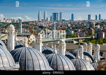 Skyline della città dalla Moschea Suleymaniye complesso con Golden Horn e il quartiere di Galata dietro, Istanbul, Turchia Foto Stock