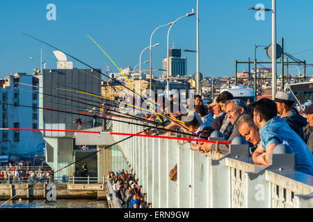 I pescatori sul Ponte di Galata, Istanbul, Turchia Foto Stock