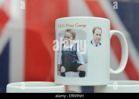 Oxford Street, Londra, Regno Unito. 5 Giugno 2015. Un negozio di souvenir su Oxford Street ha la Principessa Charlotte e Prince George tazze commemorative in vendita. Credito: Matteo Chattle/Alamy Live News Foto Stock