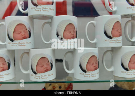 Oxford Street, Londra, Regno Unito. 5 Giugno 2015. Un negozio di souvenir su Oxford Street ha la Principessa Charlotte e Prince George tazze commemorative in vendita. Credito: Matteo Chattle/Alamy Live News Foto Stock