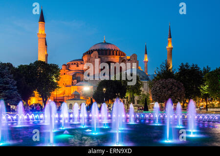 Vista notturna della fontana light show di Hagia Sophia dietro, Sultanahmet, Istanbul, Turchia Foto Stock