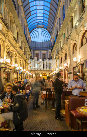 Vista notturna di Cicek Pasaji di fiori o passaggio, una storica arcade su Istiklal Street, Beyoglu, Istanbul, Turchia Foto Stock