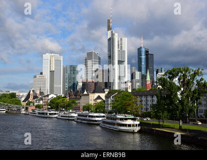 Banca grattacieli di Francoforte, fiume Main Foto Stock