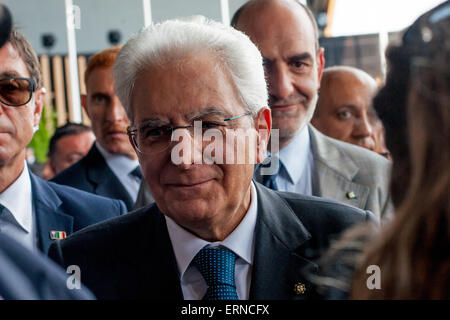 Milano, Italia. 5 Giugno, 2015. Presidente della Repubblica Italiana Sergio Mattarella visite Expo per contrassegnare la Giornata mondiale dell'ambiente. Credito: Sandro Tomada/Alamy Live News Foto Stock