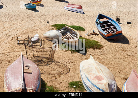 Vista del locale di barche in legno appoggiata sulla spiaggia sabbiosa di Sal di centro, Capo Verde Foto Stock