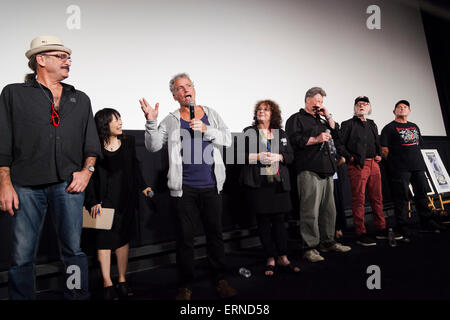 (L a R) attore Paolo Johnstone, attore australiano Tim Burns, attrice australiana Joanne Samuel, attore australiano di Vernon Wells, attore australiano Vincent Gil e lo stuntman Dale banco, il cast e la troupe dall'originale Mad Max filmato (1979) parlare al pubblico durante il ''MAnnuncio max: Fury Road'' stadio saluto nel centro cittadino di Tokyo il 5 giugno 2015. Il film colpisce i teatri in Giappone il 20 giugno. (Foto di Rodrigo Reyes Marin/AFLO) Foto Stock