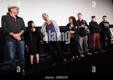 (L a R) attore Paolo Johnstone, attore australiano Tim Burns, attrice australiana Joanne Samuel, attore australiano di Vernon Wells, attore australiano Vincent Gil e lo stuntman Dale banco, il cast e la troupe dall'originale Mad Max filmato (1979) parlare al pubblico durante il ''MAnnuncio max: Fury Road'' stadio saluto nel centro cittadino di Tokyo il 5 giugno 2015. Il film colpisce i teatri in Giappone il 20 giugno. (Foto di Rodrigo Reyes Marin/AFLO) Foto Stock