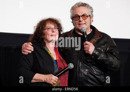 (R a L) Australian film del regista George Miller e l'attrice australiana Joanne Samuel dall'originale Mad Max filmato (1979) parlare al pubblico durante il ''MAnnuncio max: Fury Road'' stadio saluto nel centro cittadino di Tokyo il 5 giugno 2015. Il film colpisce i teatri in Giappone il 20 giugno. (Foto di Rodrigo Reyes Marin/AFLO) Foto Stock