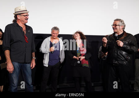 (L a R) attore Paolo Johnstone, attore australiano Tim Burns, attrice australiana Joanne Samuel e l'Australian film del regista George Miller dall'originale Mad Max filmato (1979) parlare al pubblico durante il ''MAnnuncio max: Fury Road'' stadio saluto nel centro cittadino di Tokyo il 5 giugno 2015. Il film colpisce i teatri in Giappone il 20 giugno. (Foto di Rodrigo Reyes Marin/AFLO) Foto Stock