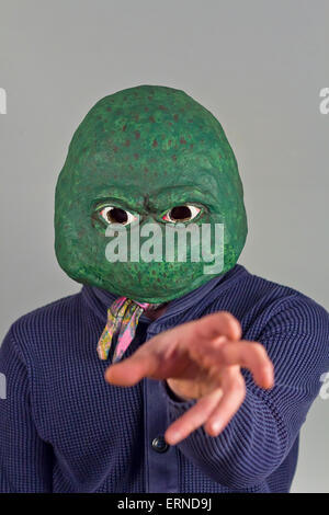 Creepy bald uomo lucertola che indossa un maglione blu Foto Stock