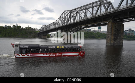 Ottawa, Canada. 05 Giugno, 2015. Germania squadra attraversa in un veicolo anfibio il ponte di Alexandra durante il FIFA Coppa del Mondo femminile di Ottawa in Canada, 05 giugno 2015. Foto: CARMEN JASPERSEN/dpa/Alamy Live News Foto Stock