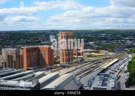 Angolo di alta vista della stazione di Leeds City e Granary Wharf Building Yorkshire Regno Unito Foto Stock
