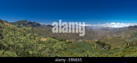 Gran Canaria, Caldera de Tejeda in maggio, Altavista mountain range è coperto da nuvole Foto Stock