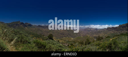 Gran Canaria, Caldera de Tejeda in maggio, Altavista mountain range è coperto da montagne Foto Stock