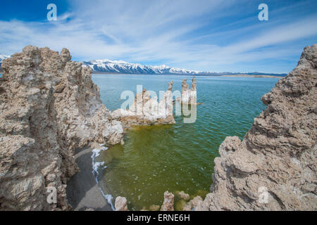 Vista da una formazione di tufo guardando a Nord attraverso il lago. Foto Stock