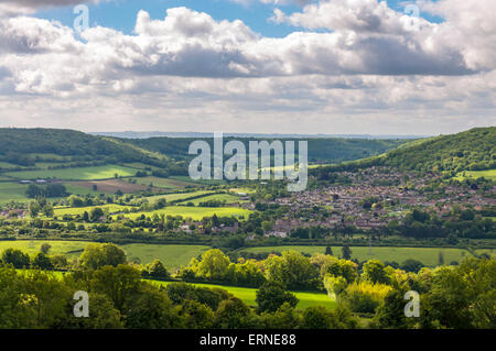 Vista di Bathampton Somerset REGNO UNITO da poco Solsbury Hill in primo piano i prati di acqua sito proposto di park e il regime di marcia Foto Stock