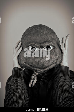 Creepy bald uomo lucertola che indossa un maglione blu Foto Stock