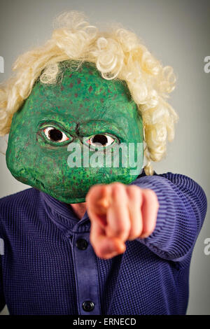 Creepy bald uomo lucertola che indossa un maglione blu Foto Stock