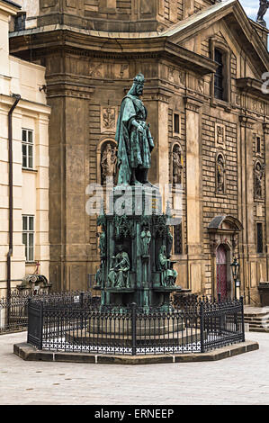 Statua di re Carlo IV (Karolo Quarto) vicino al Ponte Carlo a Praga Foto Stock