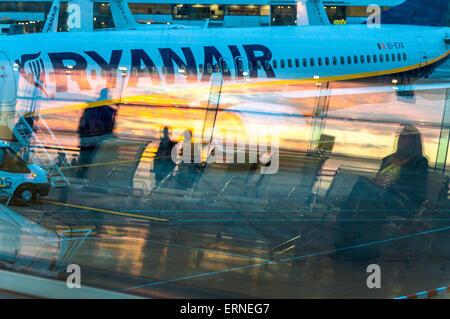 Riflessi nella finestra di terminale all'aeroporto di Dublino la mattina presto sunrise alba Foto Stock