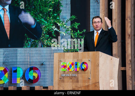 Milano, Italia. 5 giugno, 2015. Achim Steiner, Sottosegretario Generale delle Nazioni Unite e direttore esecutivo del Programma Ambiente delle Nazioni Unite (UNEP), parla a Expo 2015 per la cerimonia di apertura della Giornata mondiale dell'ambiente. Il tema di questo anno è "sette miliardi di sogni. Un pianeta.consumare con moderazione". Credito: Sandro Tomada/Alamy Live News Foto Stock