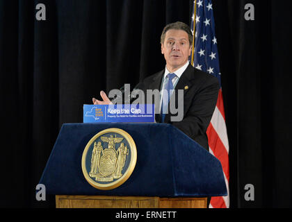 Seaford, New York, Stati Uniti d'America. Il 3 giugno 2015. New York Stato governatore Andrew Cuomo parla alla conferenza stampa tenutasi a sostegno di estendere il NY imposta immobiliare cap. Al bi-partigiano evento al Knights of Columbus Hall di oltre un centinaio di residenti di area e funzionari ha sollecitato un'estensione dell'imposta immobiliare cap prima dello stato sessione legislativa termina il 17 giugno. La NY Proprietà fiscale cappuccio è impostato per scadere dopo giugno 2016, ma è giuridicamente vincolata a NYC rent-regolamenti di controllo impostato per scadere di questo mese. Nel giugno 2011 nella contea di Nassau, il governatore ha firmato la prima proprietà fiscale diritto cap. Credito: Ann e Parry/Alamy Live News Foto Stock