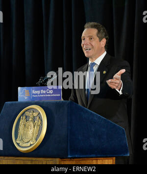 Seaford, New York, Stati Uniti d'America. Il 3 giugno 2015. New York Stato governatore Andrew Cuomo parla alla conferenza stampa tenutasi a sostegno di estendere il NY imposta immobiliare cap. Al bi-partigiano evento al Knights of Columbus Hall di oltre un centinaio di residenti di area e funzionari ha sollecitato un'estensione dell'imposta immobiliare cap prima dello stato sessione legislativa termina il 17 giugno. La NY Proprietà fiscale cappuccio è impostato per scadere dopo giugno 2016, ma è giuridicamente vincolata a NYC rent-regolamenti di controllo impostato per scadere di questo mese. Nel giugno 2011 nella contea di Nassau, il governatore ha firmato la prima proprietà fiscale diritto cap. Credito: Ann e Parry/Alamy Live News Foto Stock