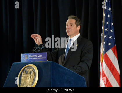 Seaford, New York, Stati Uniti d'America. Il 3 giugno 2015. New York Stato governatore Andrew Cuomo parla alla conferenza stampa tenutasi a sostegno di estendere il NY imposta immobiliare cap. Al bi-partigiano evento al Knights of Columbus Hall di oltre un centinaio di residenti di area e funzionari ha sollecitato un'estensione dell'imposta immobiliare cap prima dello stato sessione legislativa termina il 17 giugno. La NY Proprietà fiscale cappuccio è impostato per scadere dopo giugno 2016, ma è giuridicamente vincolata a NYC rent-regolamenti di controllo impostato per scadere di questo mese. Nel giugno 2011 nella contea di Nassau, il governatore ha firmato la prima proprietà fiscale diritto cap. Credito: Ann e Parry/Alamy Live News Foto Stock