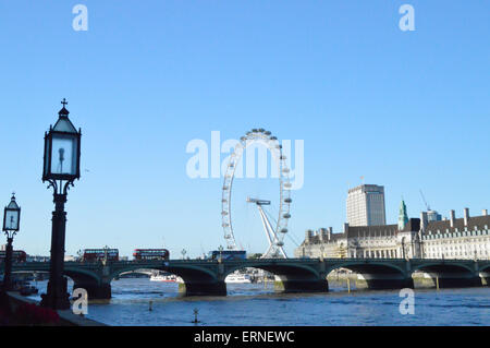 Londra, Regno Unito. 04 Giugno, 2015. Westminster Bridge, il fiume Tamigi con la vecchia strada lampada e London Eye, Regno Unito Credito: Adina Tovy/Alamy Live News Foto Stock